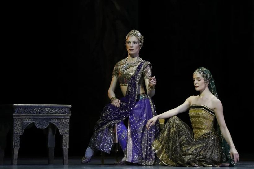 La Bayadère (Amandine Albisson, Valentine Colasante). Foto: Svetlana Lobof/Opéra national de Paris.
